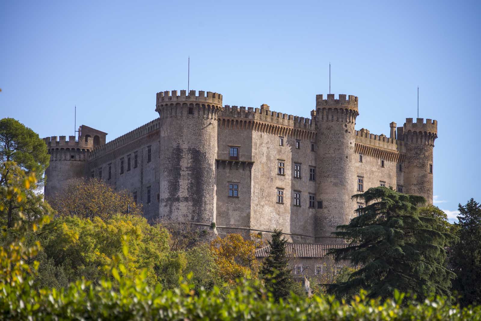 Il castello Orsini di Bracciano:  a pochi chilometri da Roma,  la più imponente dimora rinascimentale d'Europa.