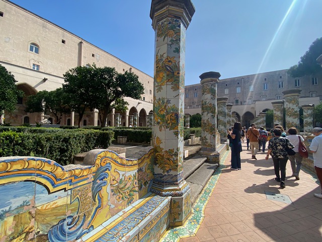 Il chiostro di Santa Chiara a Napoli: spettacolo di colori dal segno inequivocabile partenopeo.