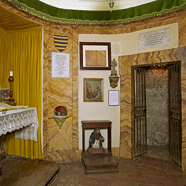 Dal fumo della montagna Fumone alla leggenda del fantasma del castello; visita nella misteriosa Fumone.