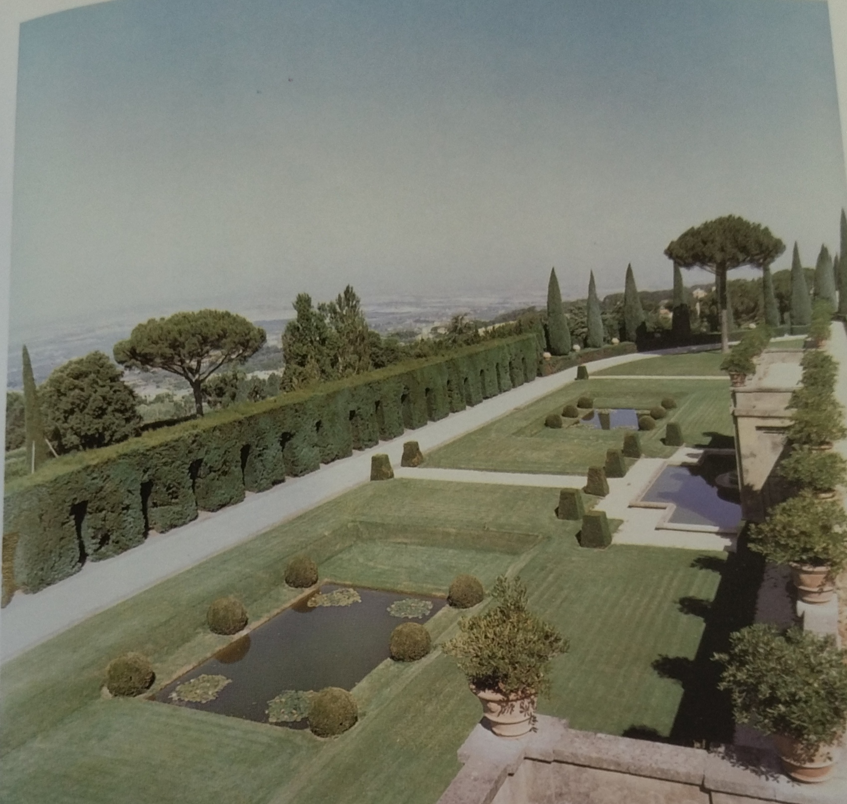 Il Palazzo apostolico e i giardini pontifici a Castel Gandolfo. Passeggiando tra arredi, pitture e giardini