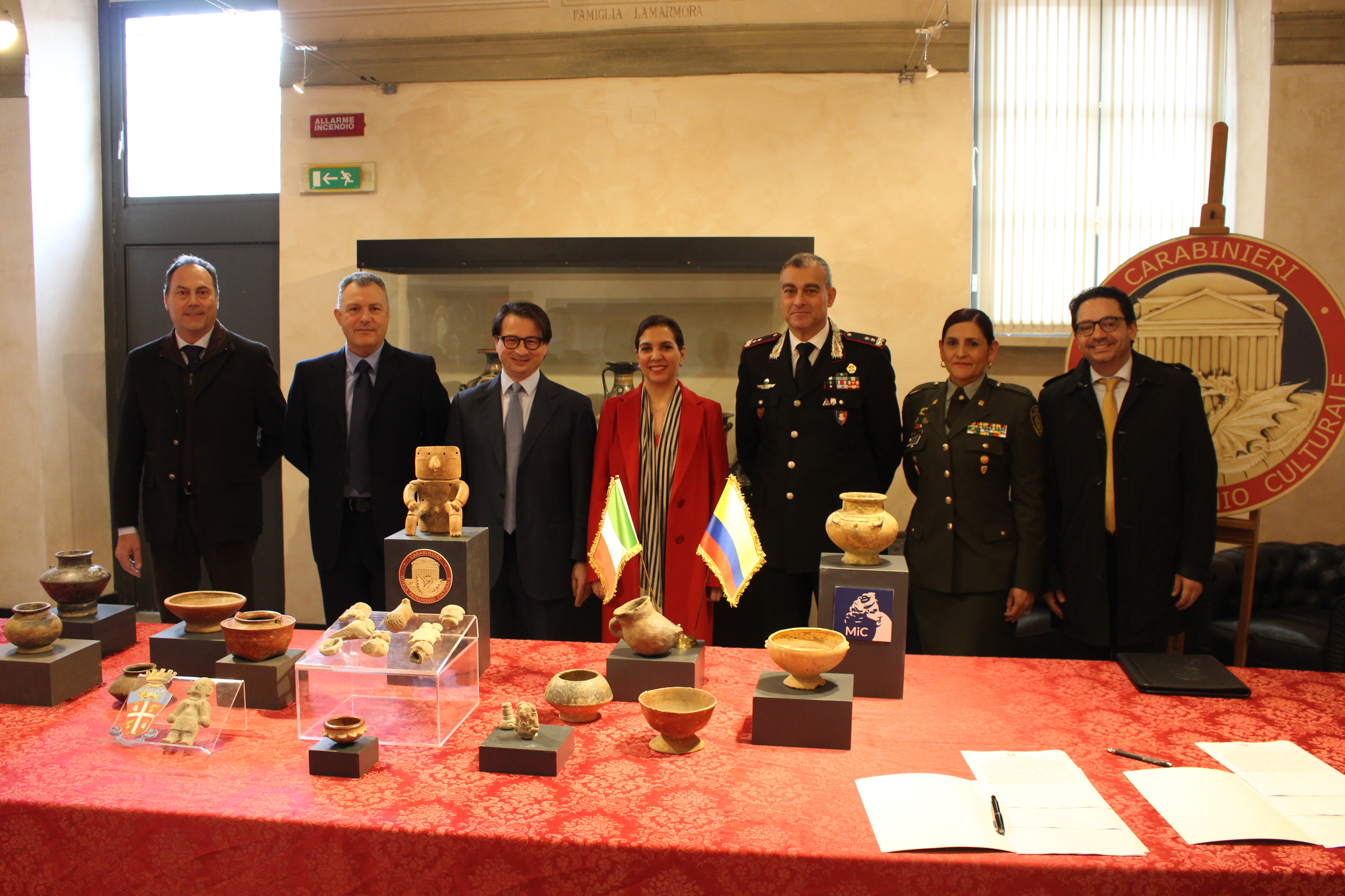 Carabinieri Tutela Patrimonio Culturale: tornano all'ambasciata della Colombia 25 beni archeologici.