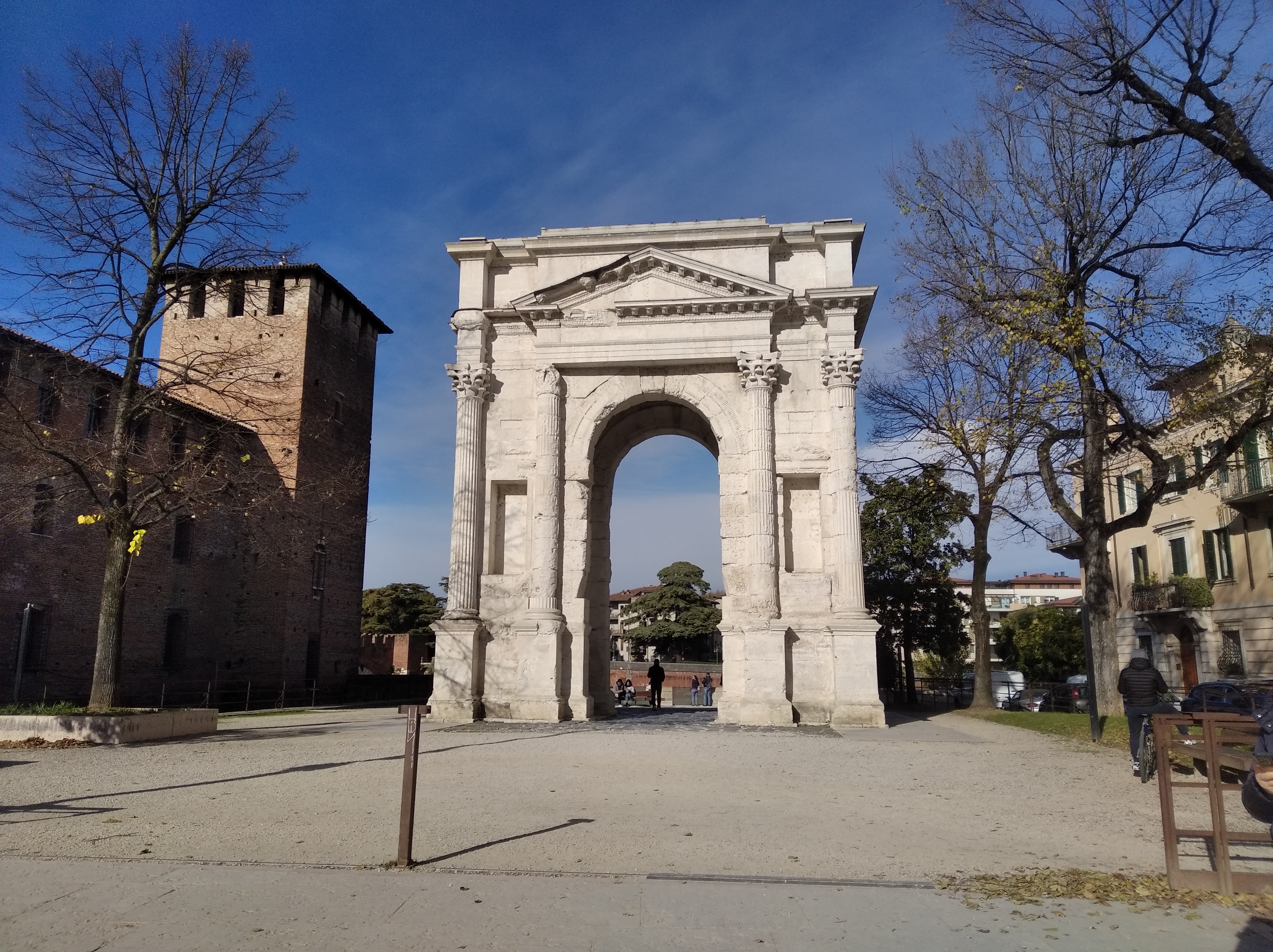 Nello splendido scenario Veronese, l'Arco dei Gavii.